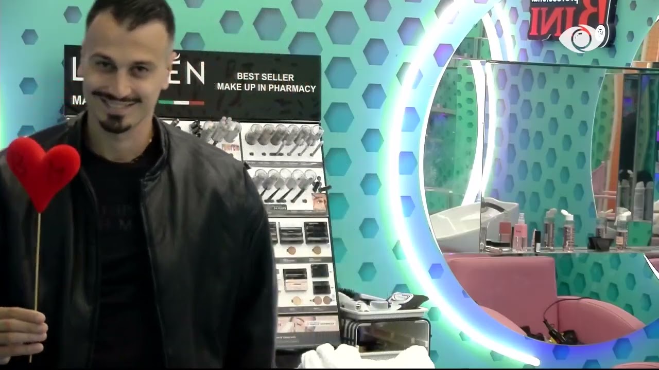 Mateo vendos inicialet e tij dhe të Brikenës në zemër dhe ja dhuron banores