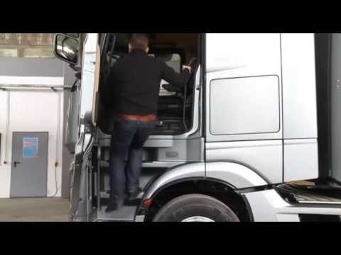 The New Actros  Einsteigen in das Fahrerhaus
