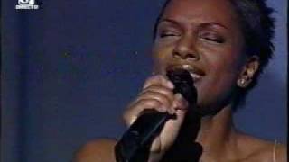 Download lagu Sofia Barbosa - Kissing You [ Des'Ree Romeo & Juliet ] mp3