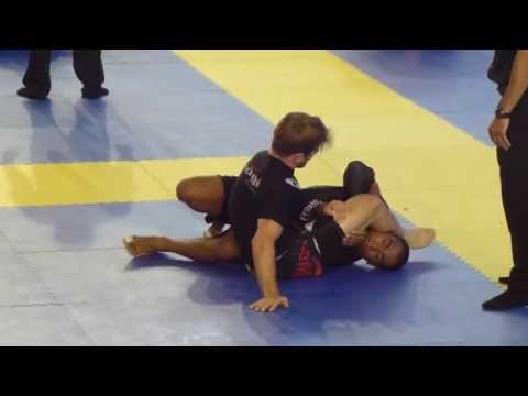 AJ Agazarm vs Renato Tavares - IBJJF European Open No-Gi 2013 - Black Adult - Open