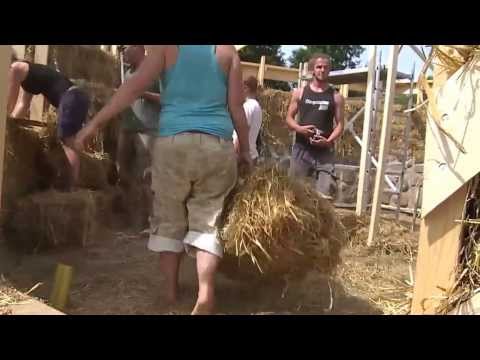 Hon bygger hus av halmbalar