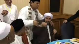 Download lagu Habib Syech Menolak Salaman dan Pelukan Prabowo di Surabaya mp3