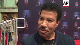 Download lagu Lionel Richie gets hand- and footprints in cement at TCL Chinese Theatre in Hollywood mp3 Download lagu Lionel Richie gets hand- and footprints in cement at TCL Chinese Theatre in Hollywood mp3