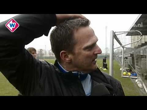 Van den Brom moet lachen tijdens interview Westonline.nl