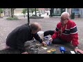 Poetsbeurt voor Stolpersteine: 'Die mensen mogen nooit vergeten worden'