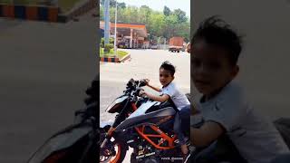 Download lagu 6 Year old kid driving ktm bike😱public reaction😲 mp3