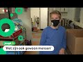 Tijs helpt in daklozenopvang, waar het steeds drukker is