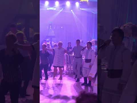 Plăieșii Încing Atmosfera la Nuntă cu Ritmuri Tradiționale de Neuitat! #shorts #nunta #trending