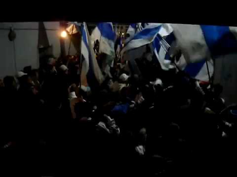 "Yo te sigo a todos lados Velez de mi vida" Barra: La Pandilla de Liniers • Club: Vélez Sarsfield