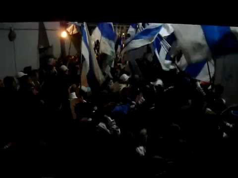 "Yo te sigo a todos lados Velez de mi vida" Barra: La Pandilla de Liniers &bull; Club: Vélez Sarsfield