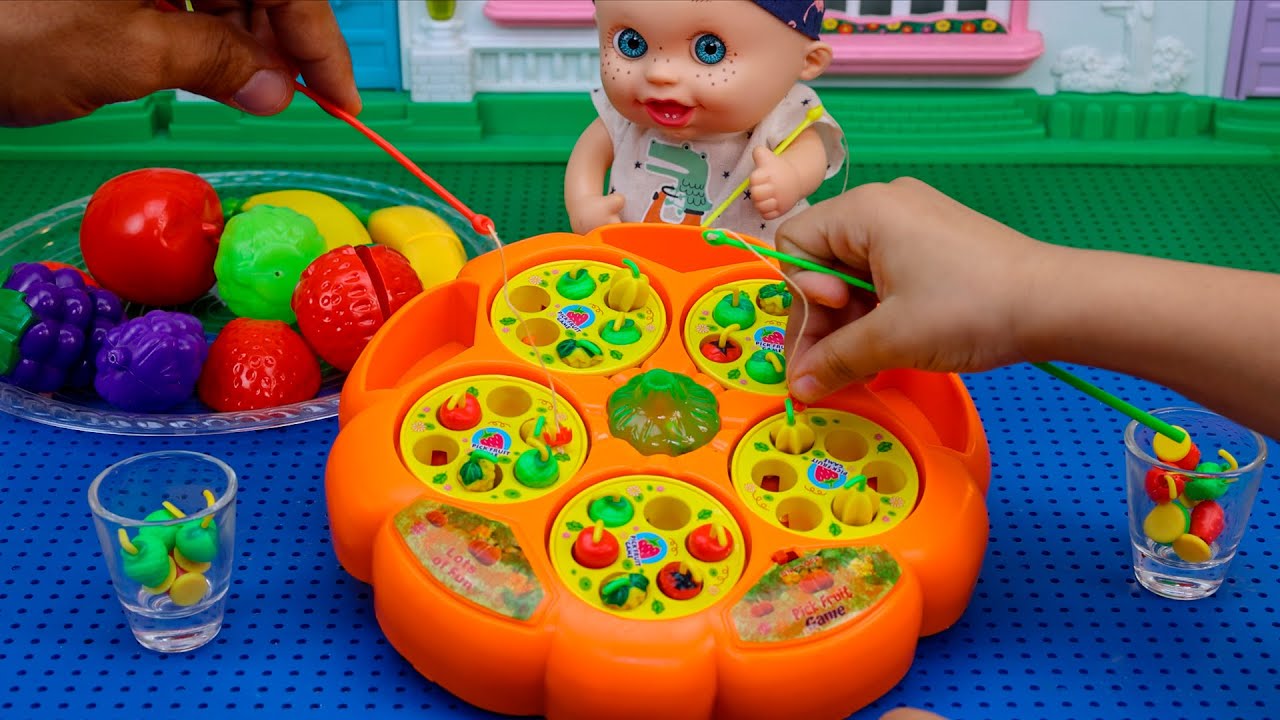 لعبة صيد الفواكه بالصنارة المغناطيسية وتحدي تجميع التفاح والفراولة للأطفال