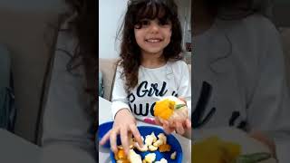 Comendo ponkan: aprendeu a fazer tudo sozinha!
