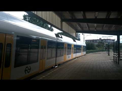Nieuwe sprinter van NS rijdt station Muiderpoort binnen