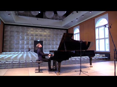 Julius Asal plays Mozart