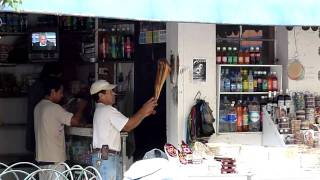 preview picture of video 'Taffy making in Banos, Ecuador'