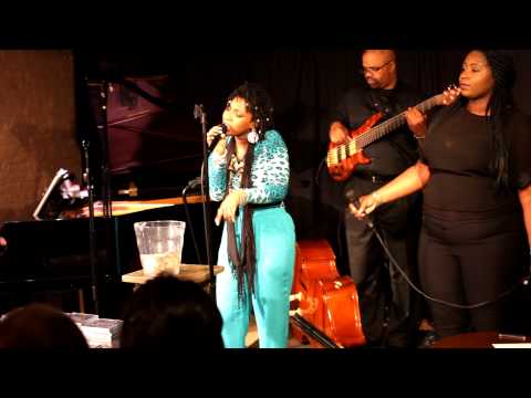 Elle MusiQue Performs live at Black Fox Lounge