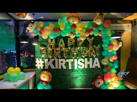 Jungle themed balloon decor