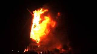 preview picture of video 'Burning Man 2002: The Man Burns'