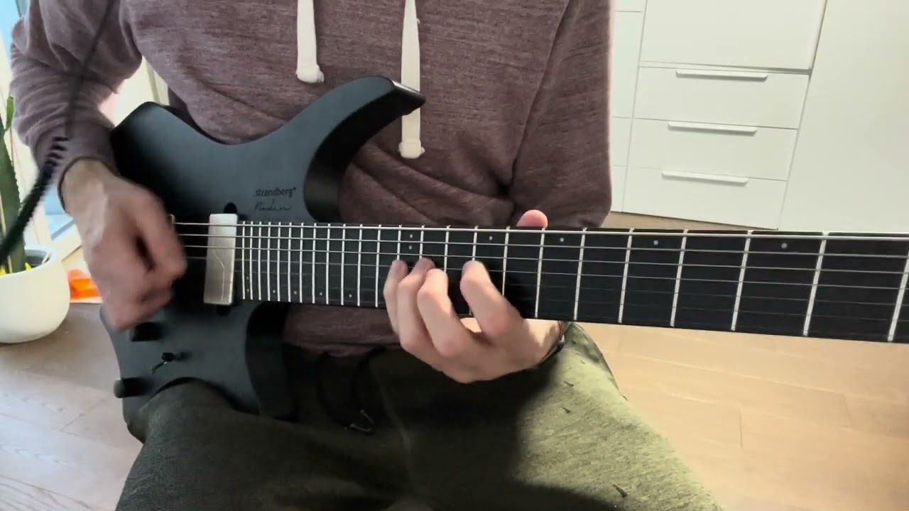 Roberto Barlocci demonstrating a fast alternate picking exercise on electric guitar