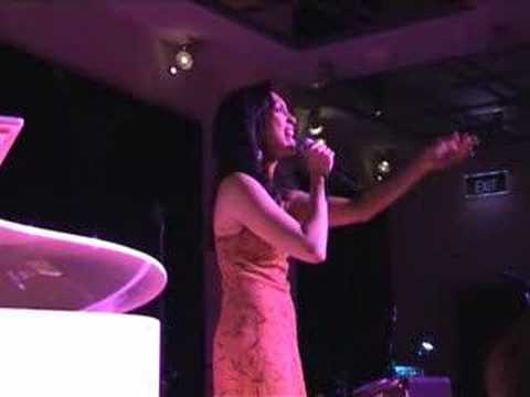 Robyn performing Kate Bush's Wuthering Heights live