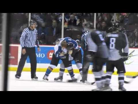 Malkin(Giants#14)vsDirk(Ice#5) Vancouver Giants Hockey Fight Nov 20/11/2011