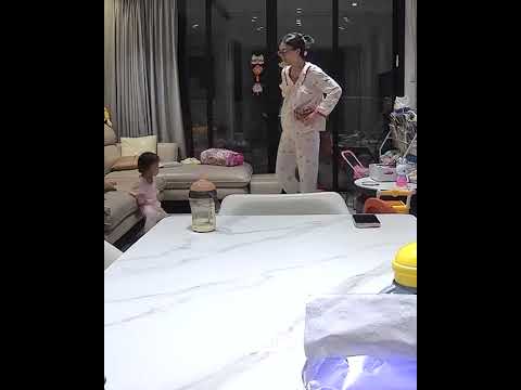 شاهد بالفيديو.. أم تنقذ طفلتها من موت وشيك بعد أن اقتلعت عاصفة عنيفة شباك شقتهما في إحدى المدن الصينية