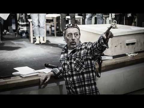 Сбежал из больницы, чтобы поставить свой последний спектакль