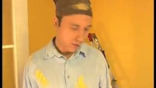 Саша и Маша Клеили обои