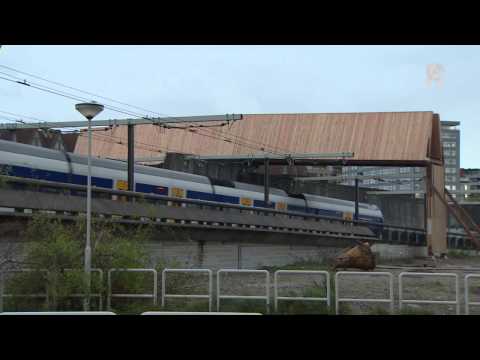De Luchtsingel gaat het spoor over