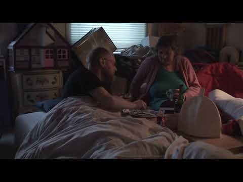 Morgenmad på sengen med Johan og Marie i deres nye harmoniske liv med portvin, ostemad og humor