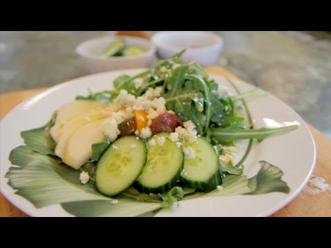 How to Make Pear, Gorgonzola and Arugula Salad - Let's Cook with ModernMom