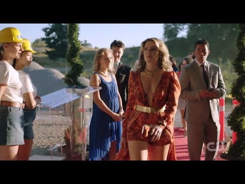 Riverdale 2x05 "When A Stranger Calls" Alice's Entrance