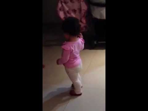 Ana clara dançando: Pai Francisco (Galinha Pintadinha).