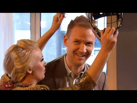 Här överraskas Jesper i direktsändning med piskor och svärd - Nyhetsmorgon (TV4)