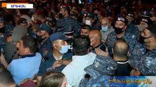 Բռնություն և քաշքշուկ ԱԱԾ շենքի դիմաց.ոստիկանները ուժ կիրառեցին լրագրողների և քաղաքացիների հանդեպ