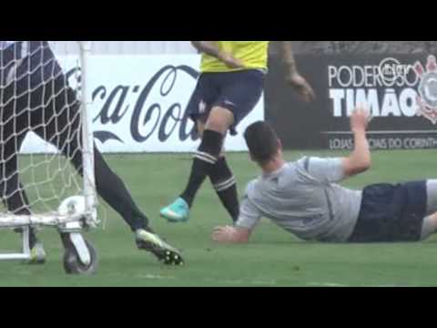 Guerrero erra o tempo da bola e d 'linda' furada no treino!