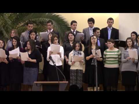 În faţa tronului de sus