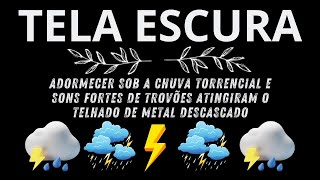 Adormecer Sob a Chuva Torrencial e Sons Fortes de Trovões Atingiram o Telhado de Metal Descascado