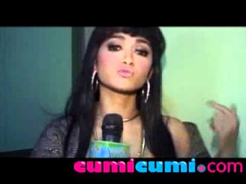 Julia Perez ; "Dewi Perssik Harusnya Ngaca