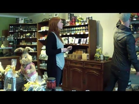 Henrik skriker ut godisexpediten - Snurra flaskan (TV4 Play)