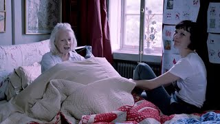 寝起きのヴィヴィアンを映した未公開映像解禁／映画『ヴィヴィアン・ウエストウッド 最強のエレガンス』