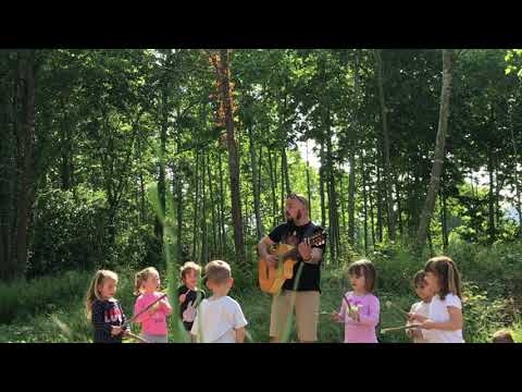 Jo vaig a la muntanya ! Els minimúsics anem d'excursió