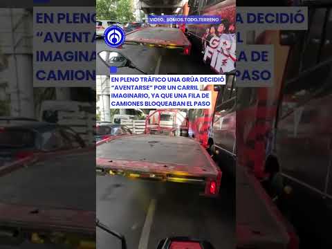 ¡Como si fuera moto! Grúa se mete entre camiones 'inventando' su carril