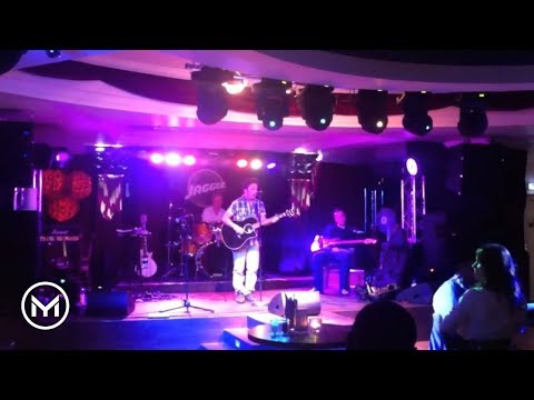 Yuri performs spontaneously in Jagger Restaurant Berlin