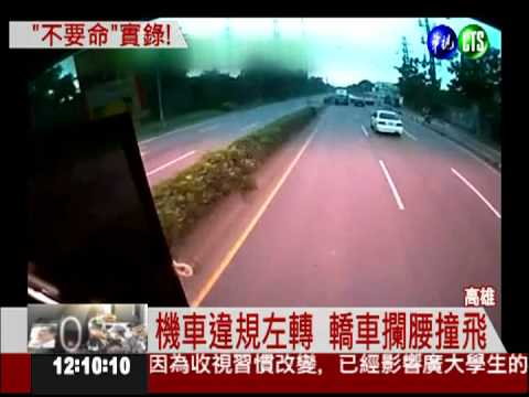 聯結車連撞2車 衝上安全島!