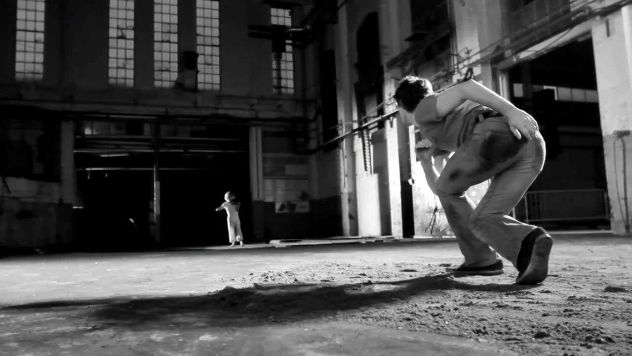 VIOOL IN DE NACHT (Violin in the night) a short dance film by Altin Kaftira & Toer van Schayk