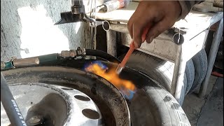 モンゴルのタイヤ交換が日本のそれとは違うと思う。多分。｜二輪同時あげ｜ガス爆発ビート上げ｜陽気なおっちゃん