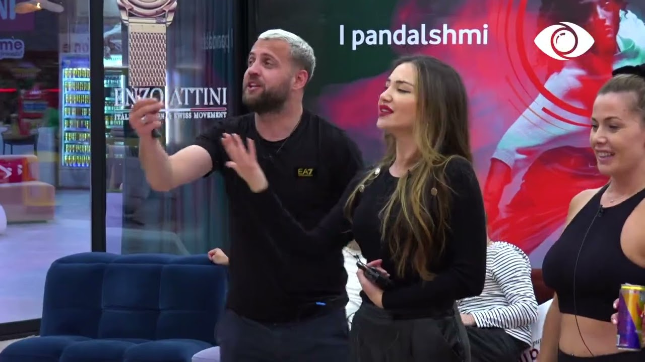 Karaoke Night/ Performon grupi i Kiarës