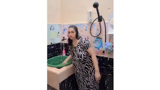 Download lagu LIVE GUYUR SAMPAI BASAH KUYUP 🛀 KELIATAN GAK PAKAI B*A #trending #tiktok.. jangan lupa subscribe mp3