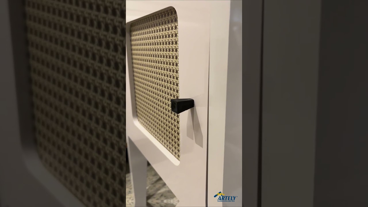 Thumbnail do vídeo - Mesa de Apoio Charlotte - Pinho C / Off White